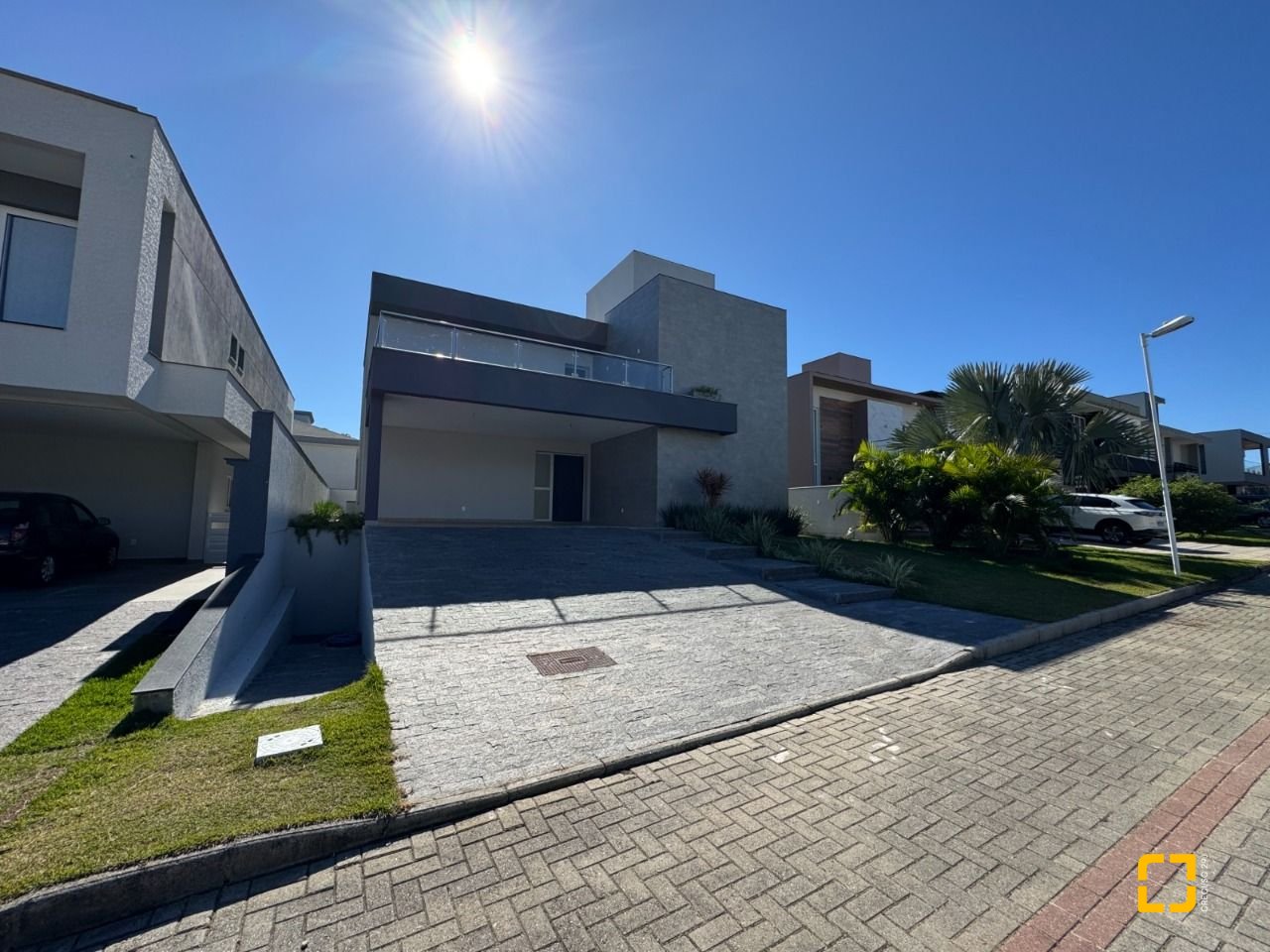 Casa de Condomínio com 360m², 8 quartos (sendo 4 suítes), 4 garagens, no bairro Ingleses em Florianópolis