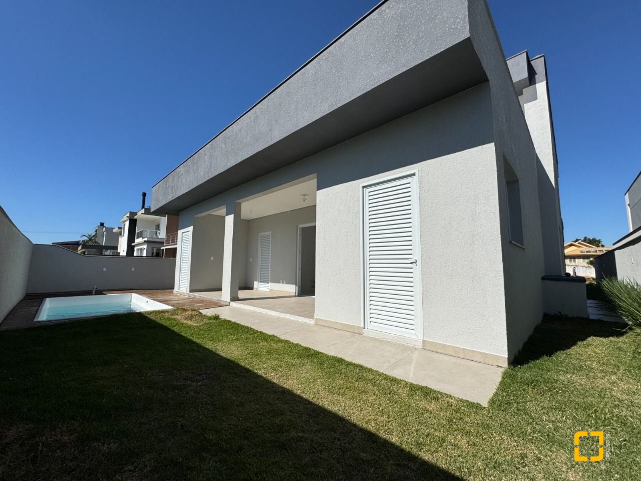 Casa de Condomínio com 360m², 8 quartos (sendo 4 suítes), 4 garagens, no bairro Ingleses em Florianópolis