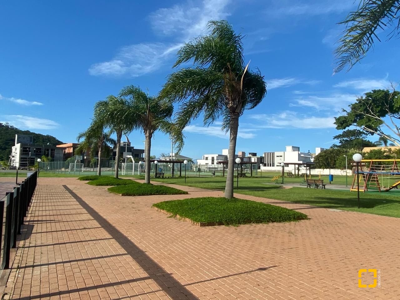 Casa de Condomínio com 360m², 8 quartos (sendo 4 suítes), 4 garagens, no bairro Ingleses em Florianópolis