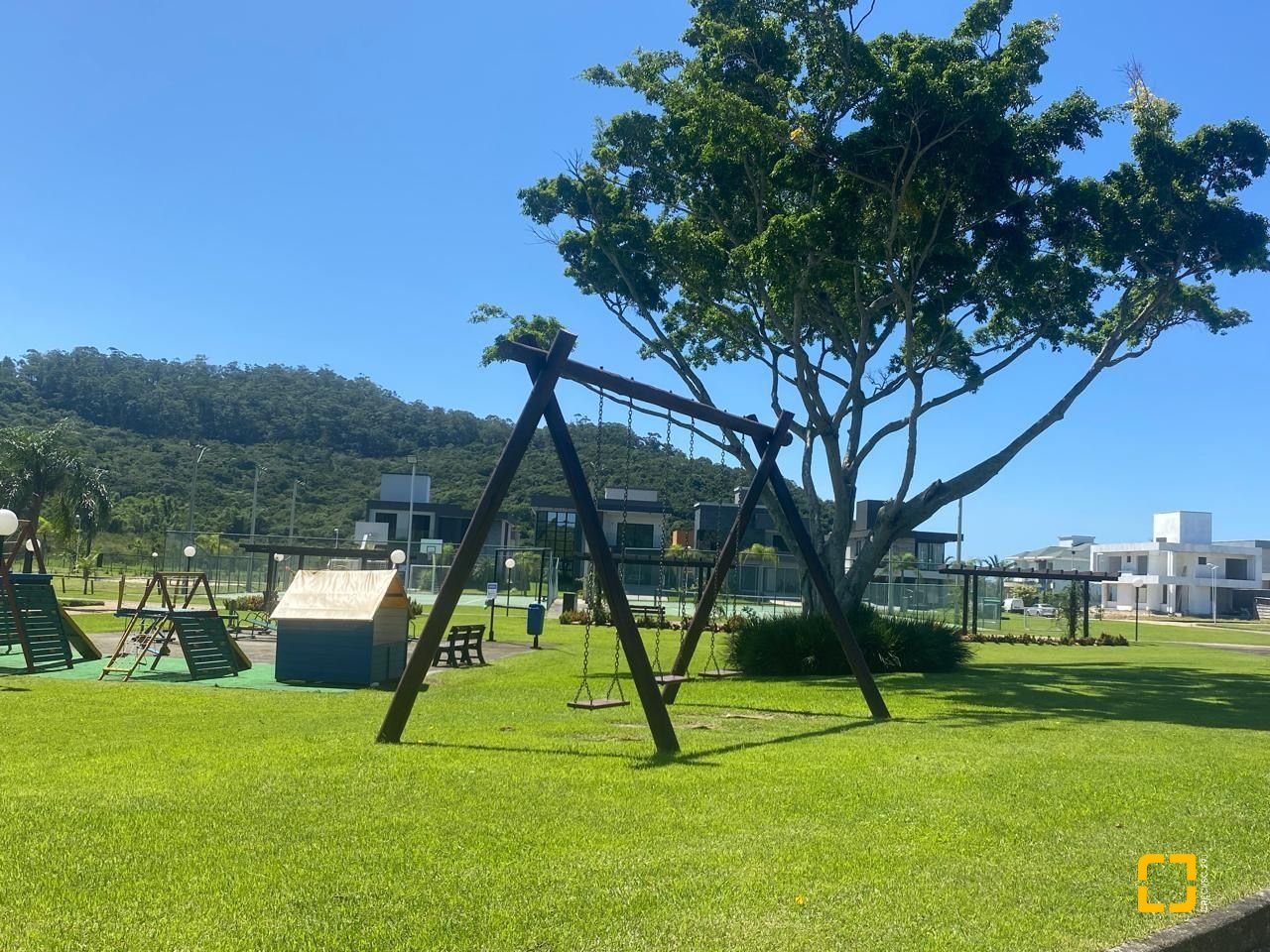 Casa de Condomínio com 360m², 8 quartos (sendo 4 suítes), 4 garagens, no bairro Ingleses em Florianópolis