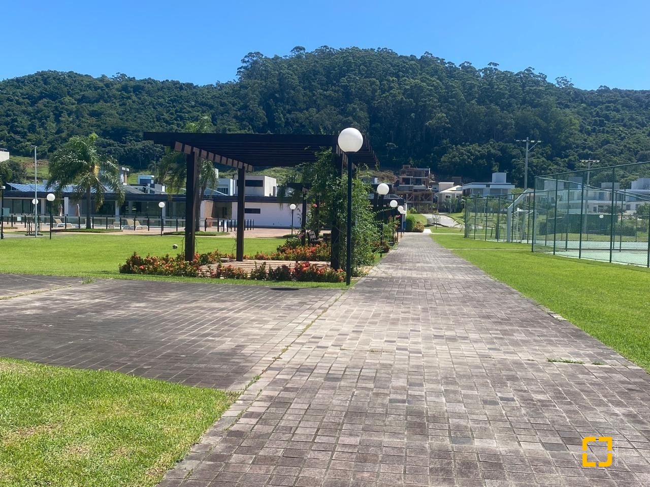 Casa de Condomínio com 360m², 8 quartos (sendo 4 suítes), 4 garagens, no bairro Ingleses em Florianópolis