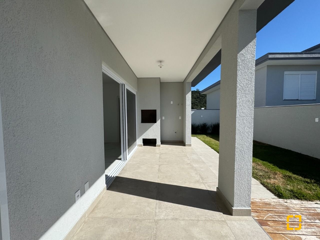 Casa de Condomínio com 360m², 8 quartos (sendo 4 suítes), 4 garagens, no bairro Ingleses em Florianópolis