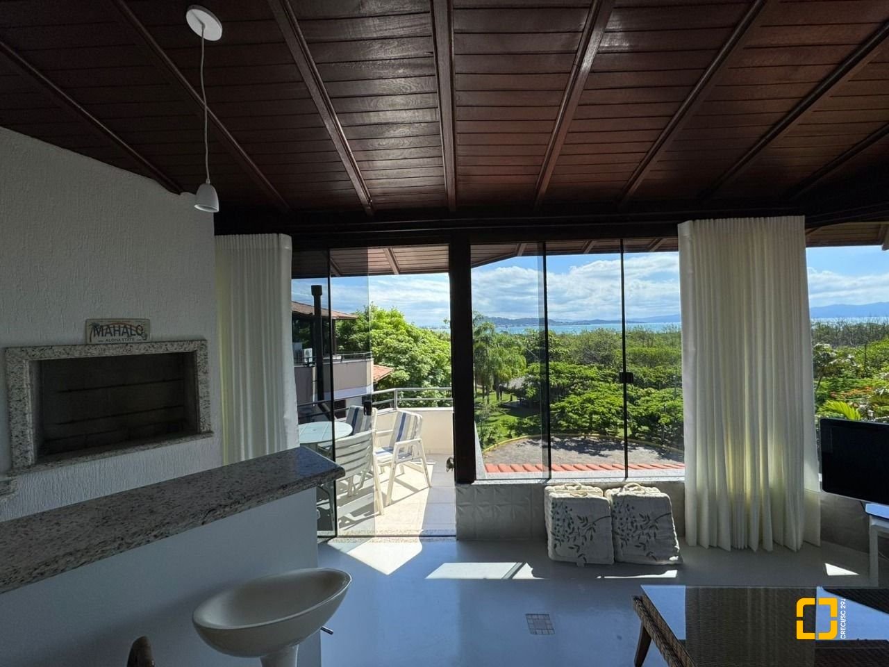 Casa de Condomínio com 192m², 5 quartos (sendo 1 suíte), 2 garagens, no bairro Cachoeira do Bom Jesus em Florianópolis