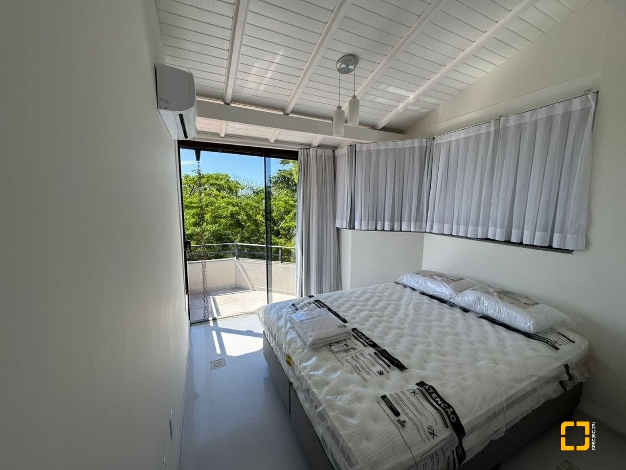 Casa de Condomínio com 192m², 5 quartos (sendo 1 suíte), 2 garagens, no bairro Cachoeira do Bom Jesus em Florianópolis
