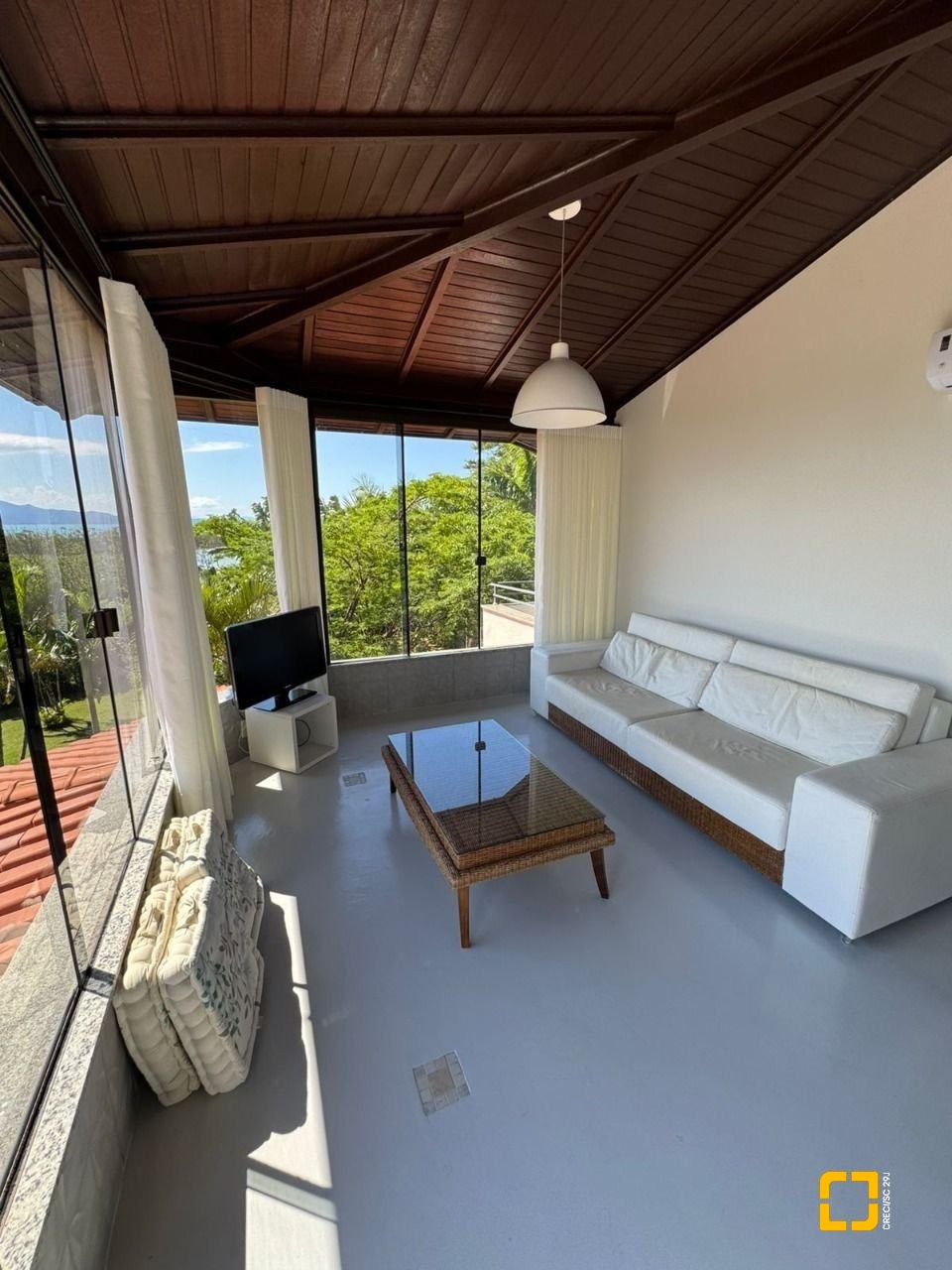 Casa de Condomínio com 192m², 5 quartos (sendo 1 suíte), 2 garagens, no bairro Cachoeira do Bom Jesus em Florianópolis