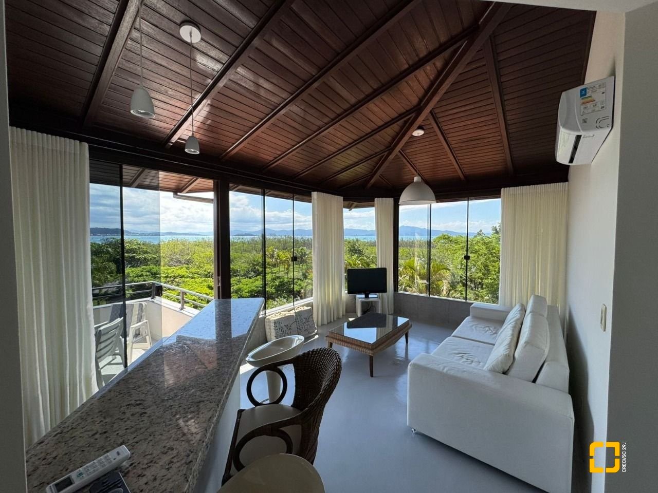 Casa de Condomínio com 192m², 5 quartos (sendo 1 suíte), 2 garagens, no bairro Cachoeira do Bom Jesus em Florianópolis