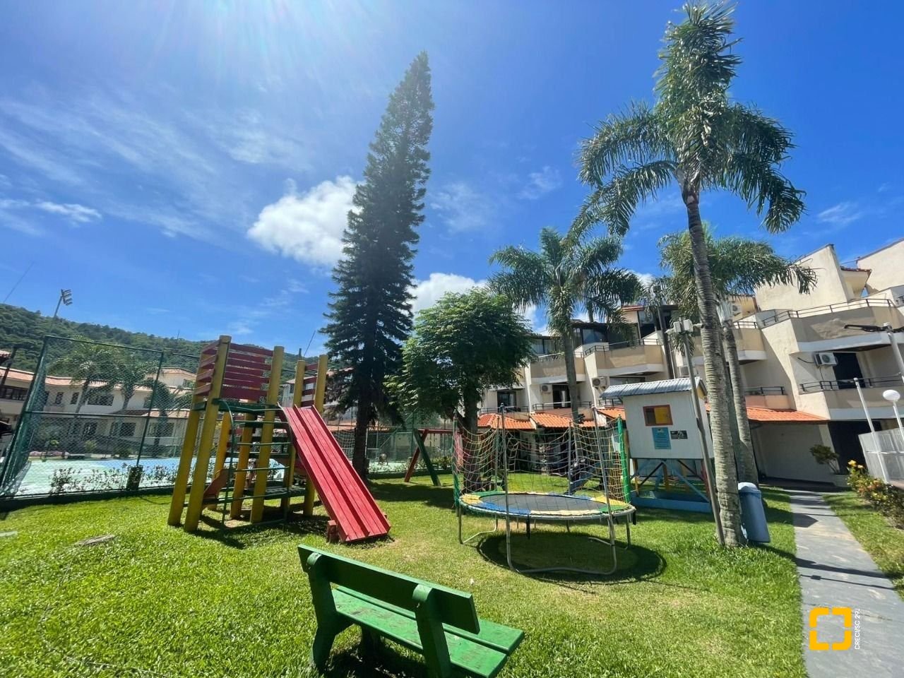Casa de Condomínio com 192m², 5 quartos (sendo 1 suíte), 2 garagens, no bairro Cachoeira do Bom Jesus em Florianópolis