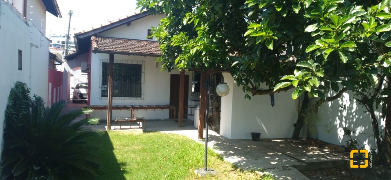 Casa com 130m², 2 quartos, 3 garagens, no bairro Balneário em Florianópolis