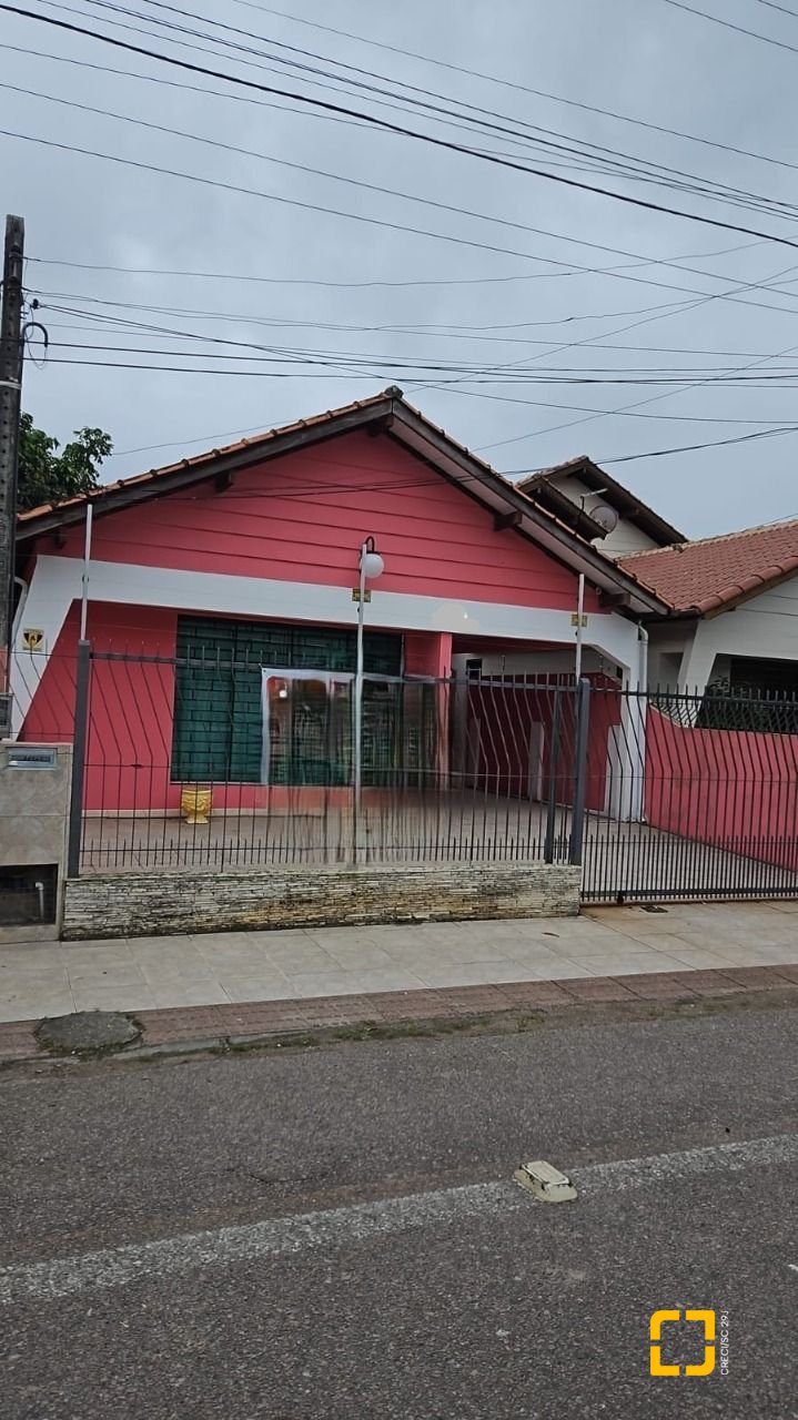 Casa com 130m², 2 quartos, 3 garagens, no bairro Balneário em Florianópolis