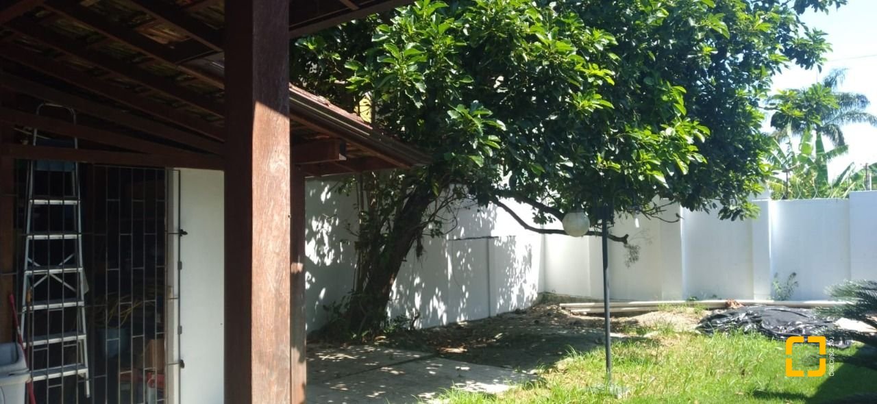 Casa com 130m², 2 quartos, 3 garagens, no bairro Balneário em Florianópolis