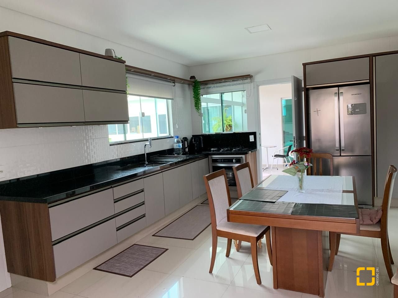Casa com 145m², 5 quartos (sendo 1 suíte), 5 garagens, no bairro Centro em São José
