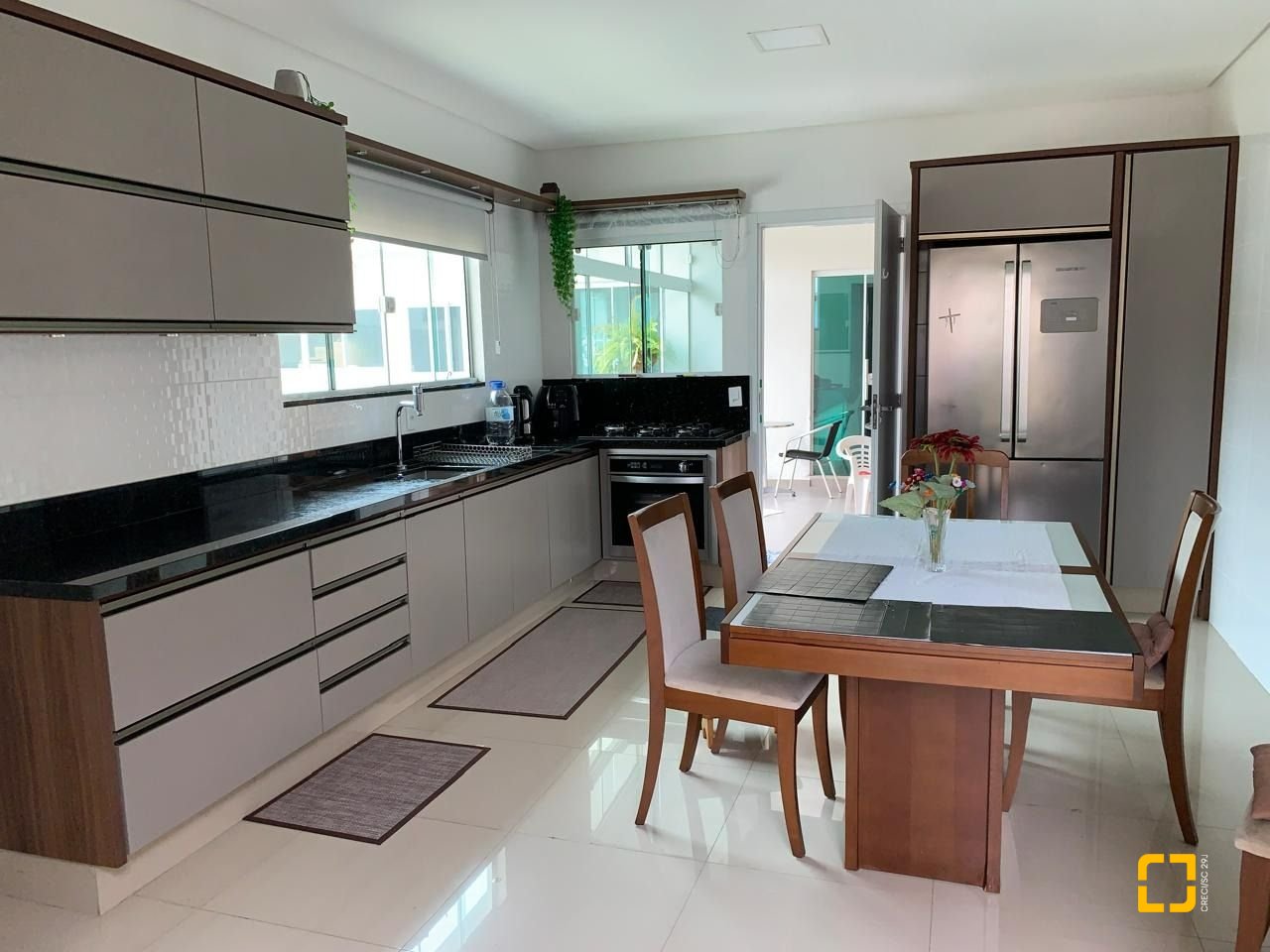 Casa com 145m², 5 quartos (sendo 1 suíte), 5 garagens, no bairro Centro em São José