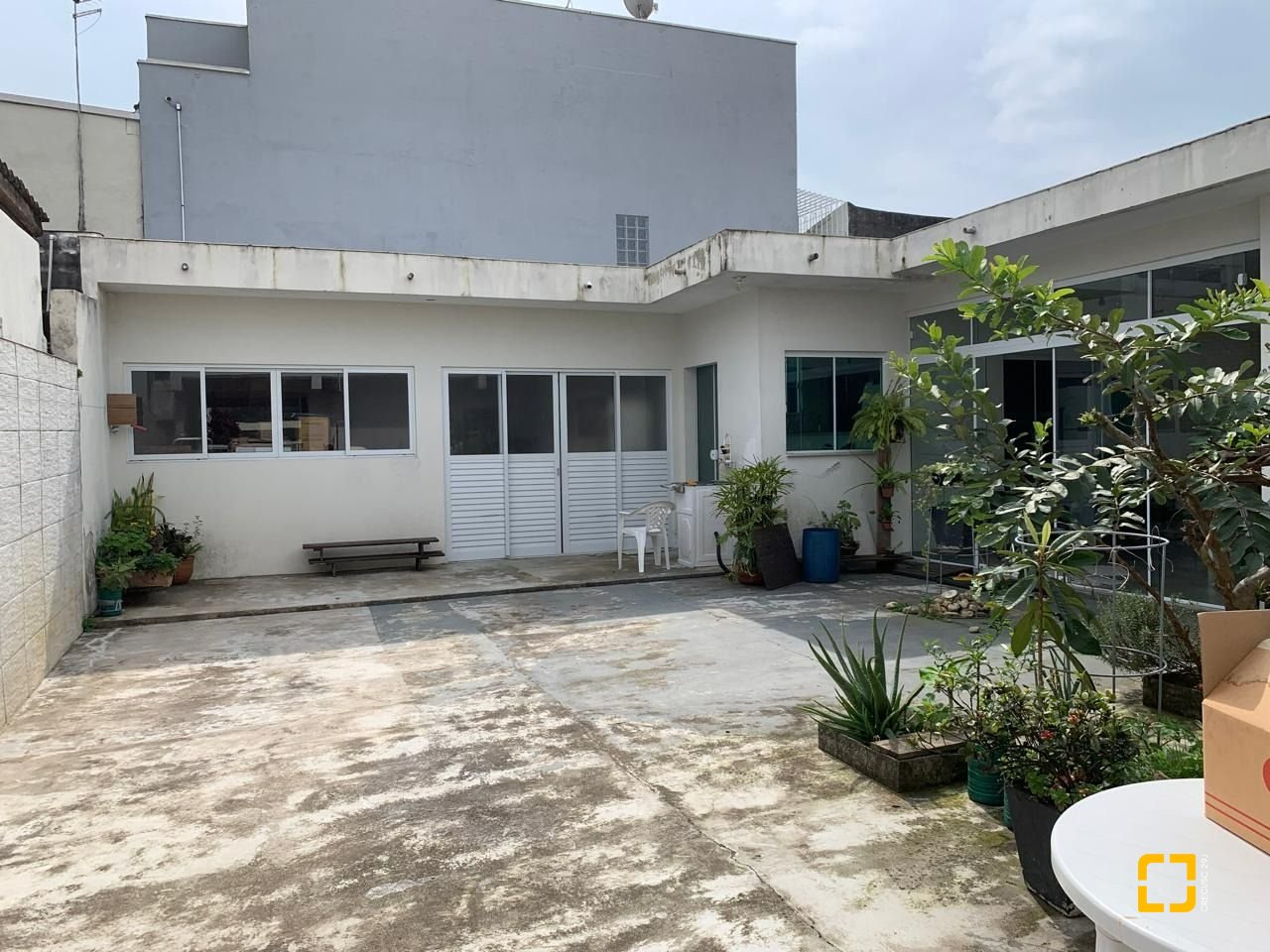 Casa com 145m², 5 quartos (sendo 1 suíte), 5 garagens, no bairro Centro em São José