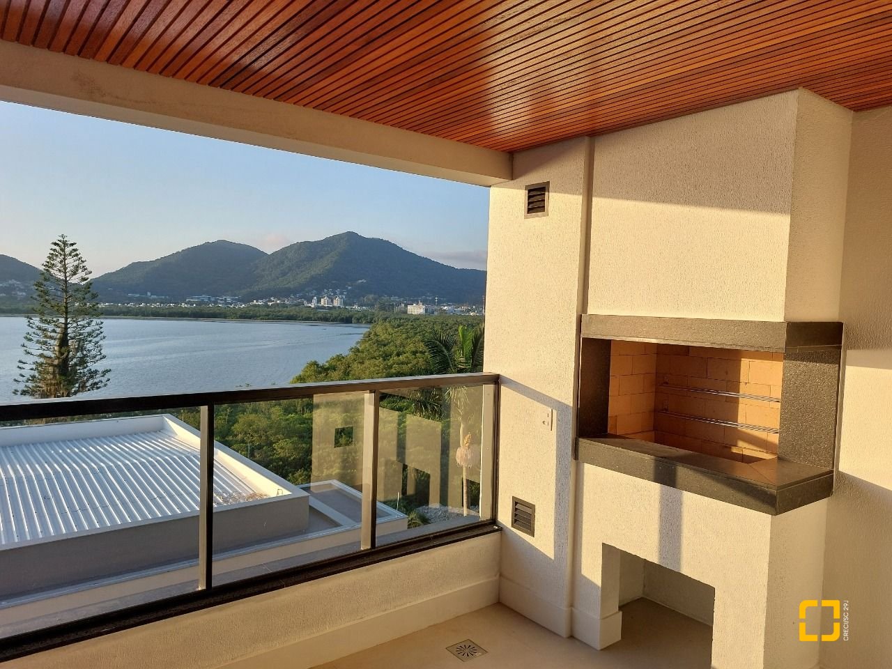 Apartamento com 134m², 6 quartos (sendo 3 suítes), 3 garagens, no bairro João Paulo em Florianópolis