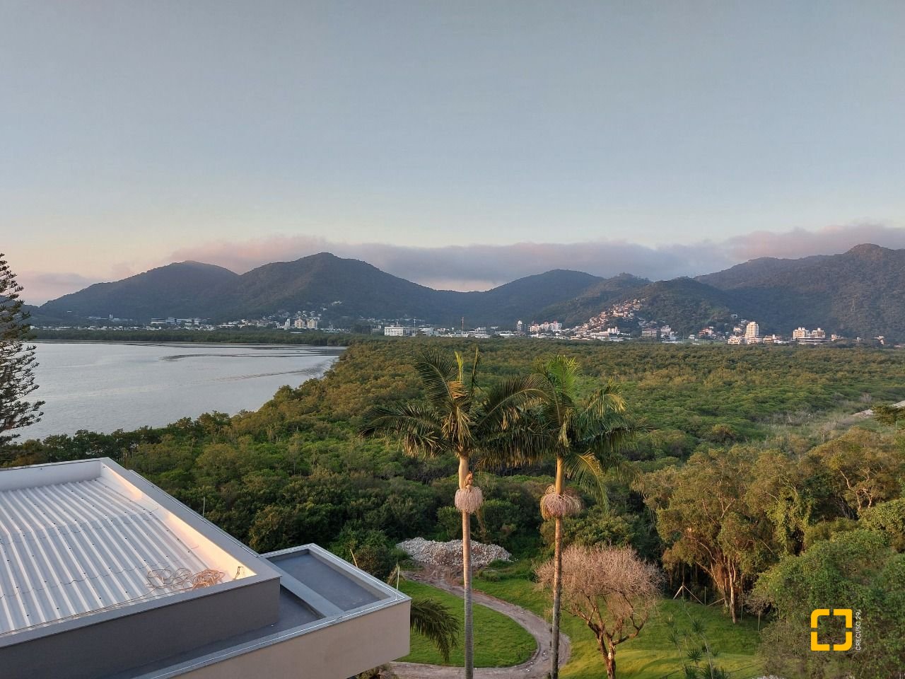 Apartamento com 134m², 6 quartos (sendo 3 suítes), 3 garagens, no bairro João Paulo em Florianópolis