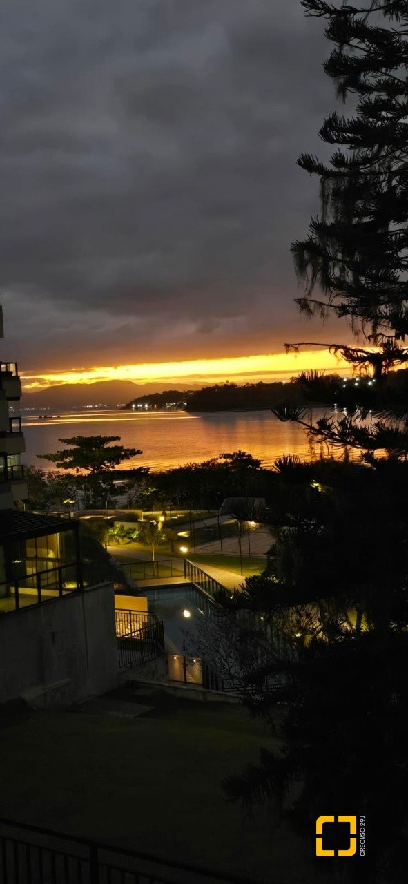 Apartamento com 134m², 6 quartos (sendo 3 suítes), 3 garagens, no bairro João Paulo em Florianópolis
