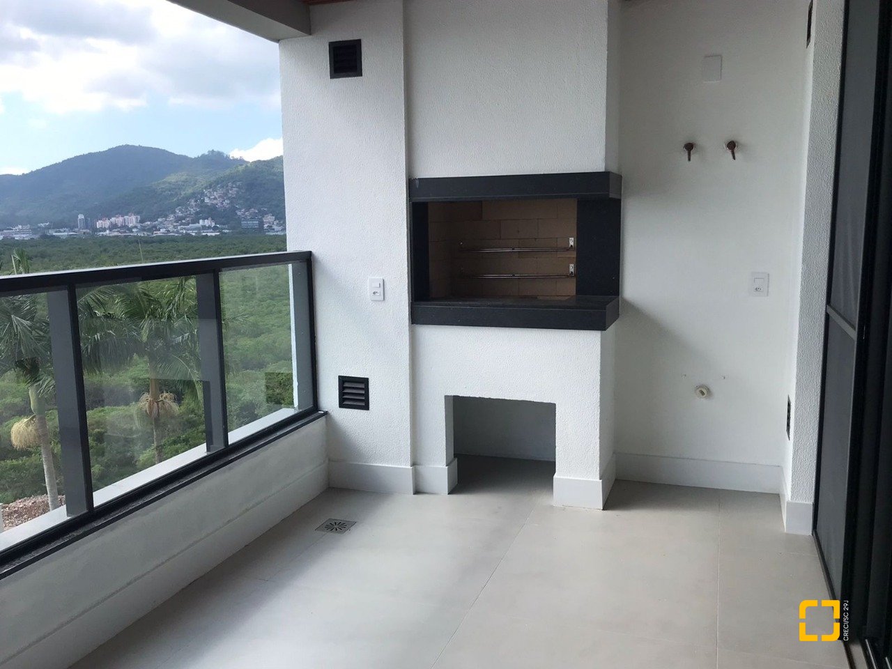 Apartamento com 134m², 6 quartos (sendo 3 suítes), 3 garagens, no bairro João Paulo em Florianópolis