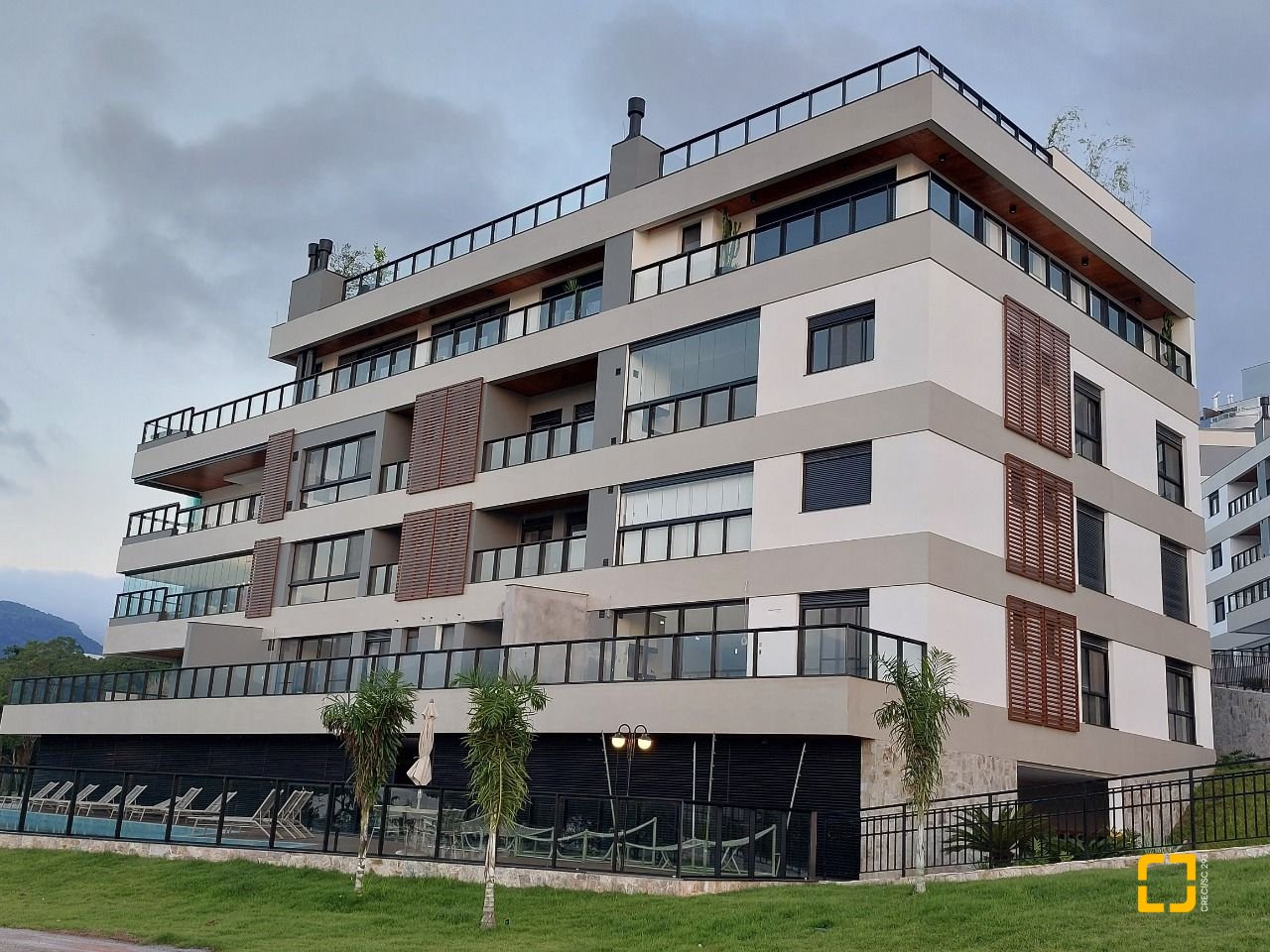 Apartamento com 134m², 6 quartos (sendo 3 suítes), 3 garagens, no bairro João Paulo em Florianópolis