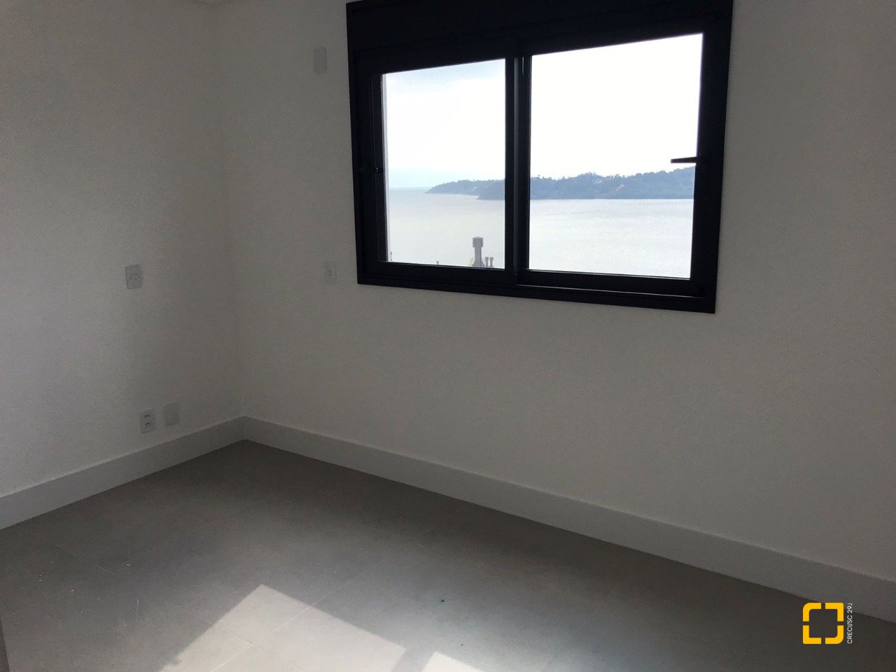 Apartamento com 134m², 6 quartos (sendo 3 suítes), 3 garagens, no bairro João Paulo em Florianópolis