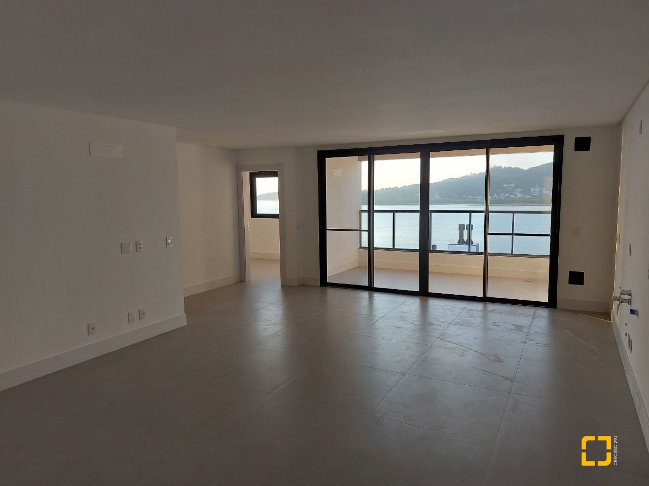 Apartamento com 134m², 6 quartos (sendo 3 suítes), 3 garagens, no bairro João Paulo em Florianópolis