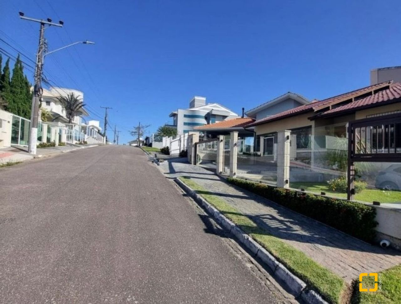Casa com 233m², 4 quartos (sendo 1 suíte), 4 garagens, no bairro Pedra Branca em Palhoça