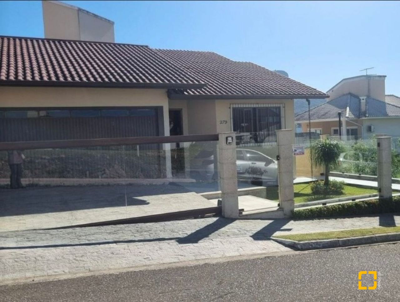 Casa com 233m², 4 quartos (sendo 1 suíte), 4 garagens, no bairro Pedra Branca em Palhoça