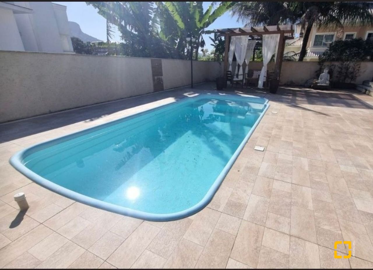 Casa com 233m², 4 quartos (sendo 1 suíte), 4 garagens, no bairro Pedra Branca em Palhoça