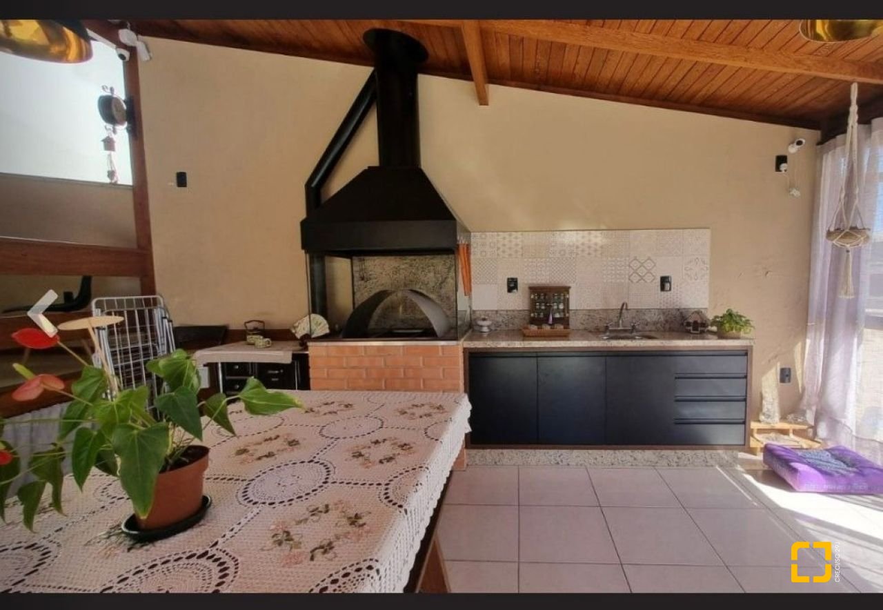 Casa com 233m², 4 quartos (sendo 1 suíte), 4 garagens, no bairro Pedra Branca em Palhoça