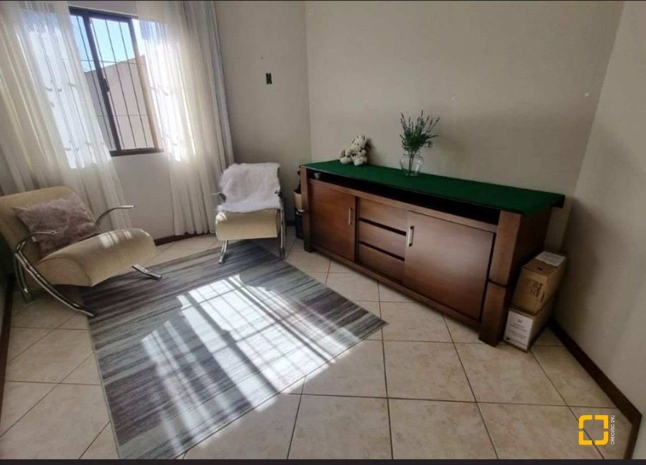 Casa com 233m², 4 quartos (sendo 1 suíte), 4 garagens, no bairro Pedra Branca em Palhoça