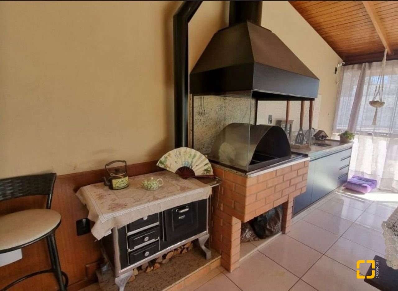 Casa com 233m², 4 quartos (sendo 1 suíte), 4 garagens, no bairro Pedra Branca em Palhoça