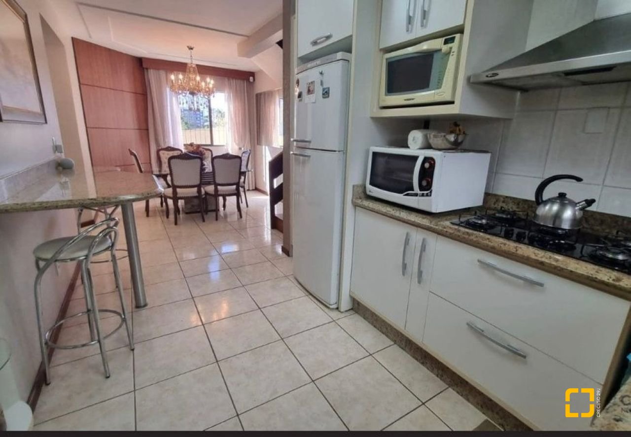 Casa com 233m², 4 quartos (sendo 1 suíte), 4 garagens, no bairro Pedra Branca em Palhoça