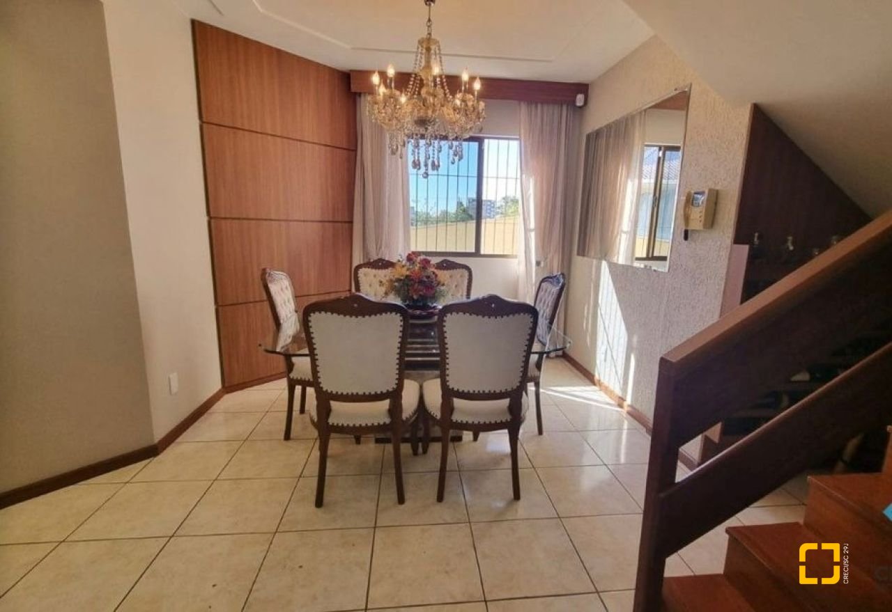 Casa com 233m², 4 quartos (sendo 1 suíte), 4 garagens, no bairro Pedra Branca em Palhoça