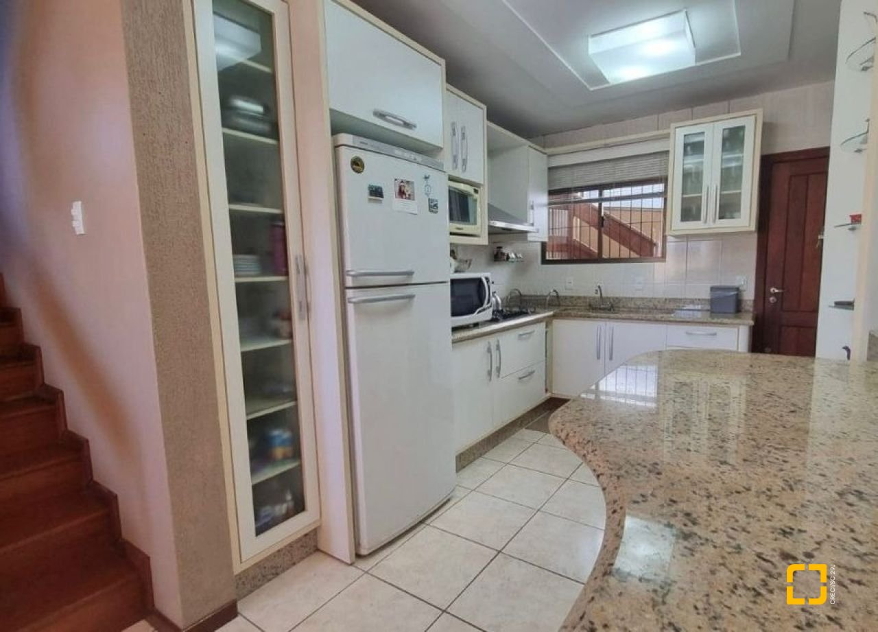 Casa com 233m², 4 quartos (sendo 1 suíte), 4 garagens, no bairro Pedra Branca em Palhoça