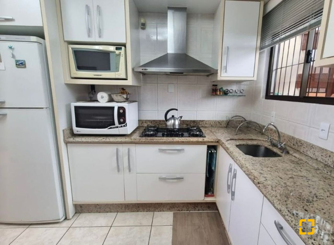 Casa com 233m², 4 quartos (sendo 1 suíte), 4 garagens, no bairro Pedra Branca em Palhoça