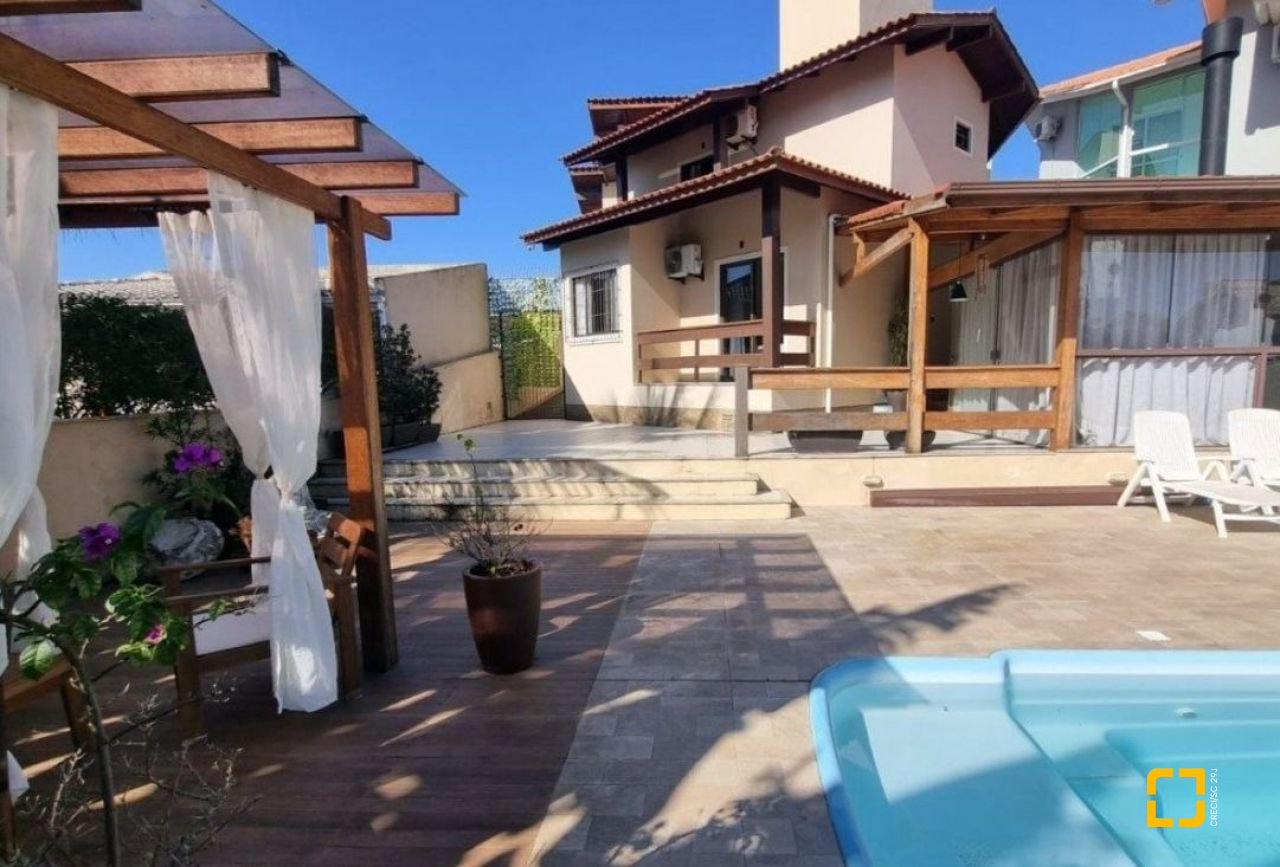 Casa com 233m², 4 quartos (sendo 1 suíte), 4 garagens, no bairro Pedra Branca em Palhoça