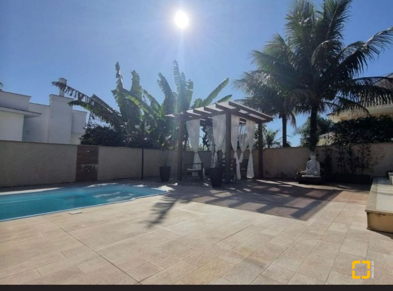 Casa com 233m², 3 quartos (sendo 1 suíte), 4 garagens, no bairro Pedra Branca em Palhoça