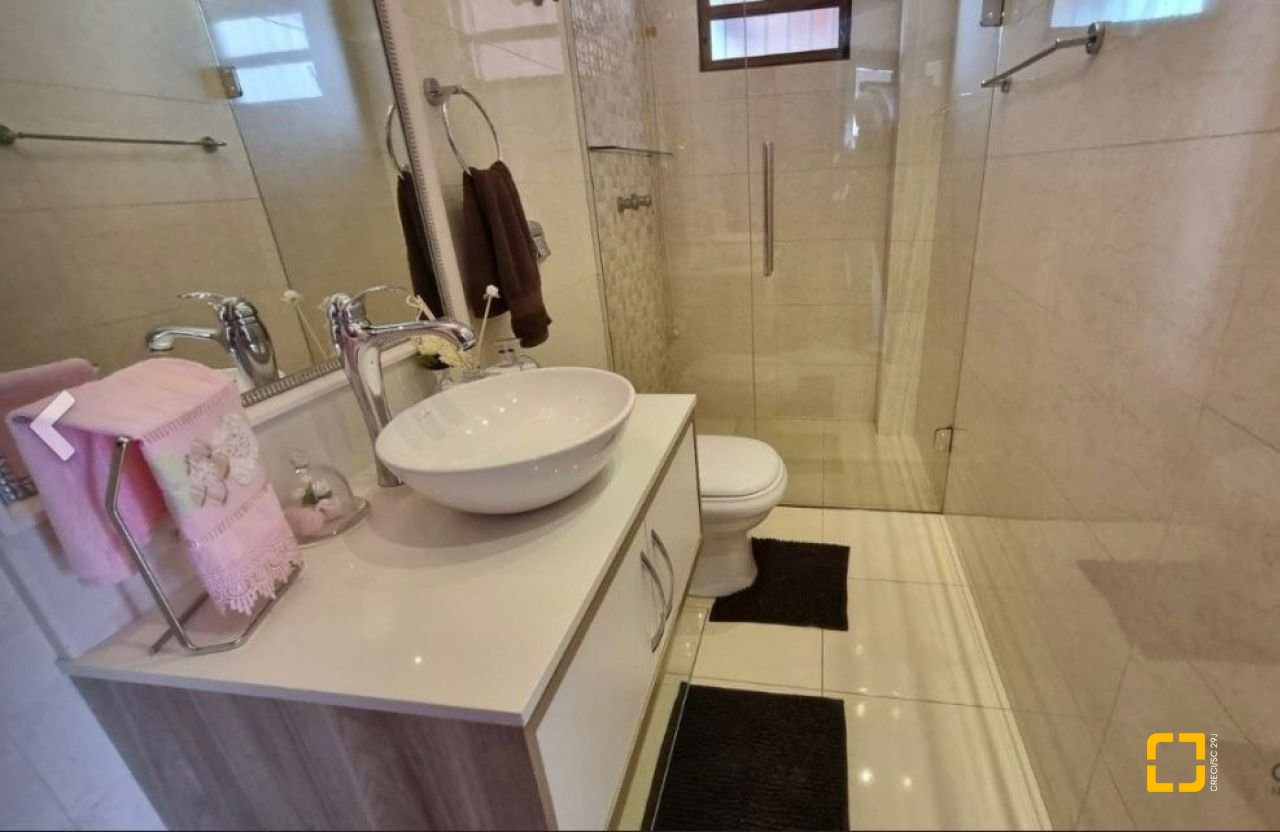 Casa com 233m², 3 quartos (sendo 1 suíte), 4 garagens, no bairro Pedra Branca em Palhoça
