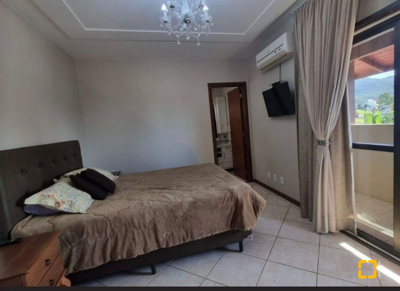 Casa com 233m², 3 quartos (sendo 1 suíte), 4 garagens, no bairro Pedra Branca em Palhoça