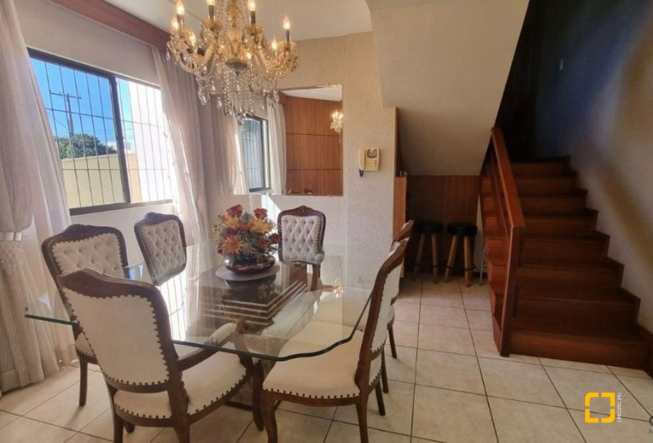 Casa com 233m², 3 quartos (sendo 1 suíte), 4 garagens, no bairro Pedra Branca em Palhoça
