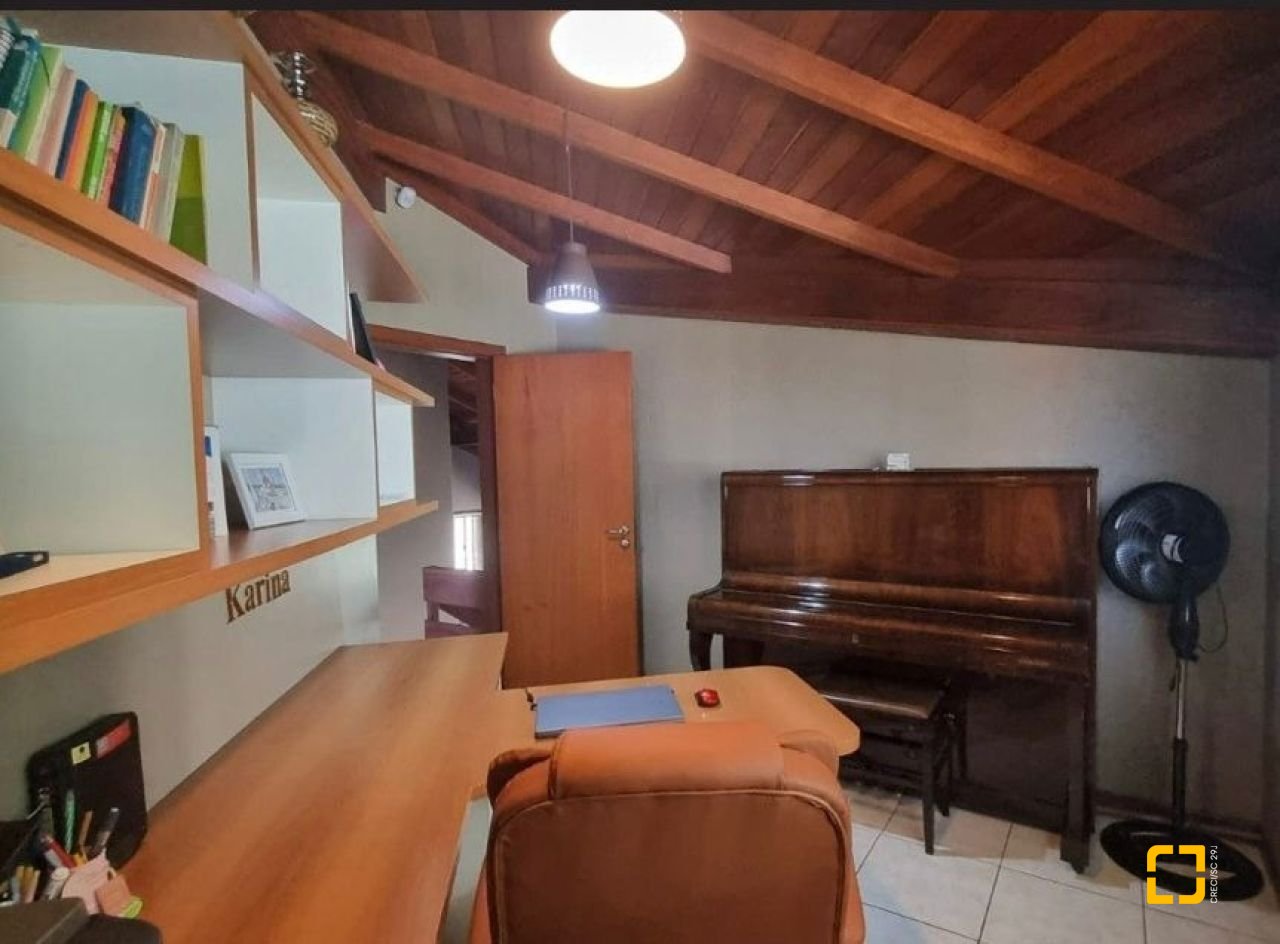 Casa com 233m², 3 quartos (sendo 1 suíte), 4 garagens, no bairro Pedra Branca em Palhoça