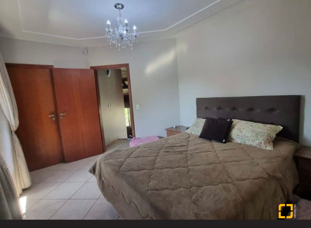 Casa com 233m², 3 quartos (sendo 1 suíte), 4 garagens, no bairro Pedra Branca em Palhoça
