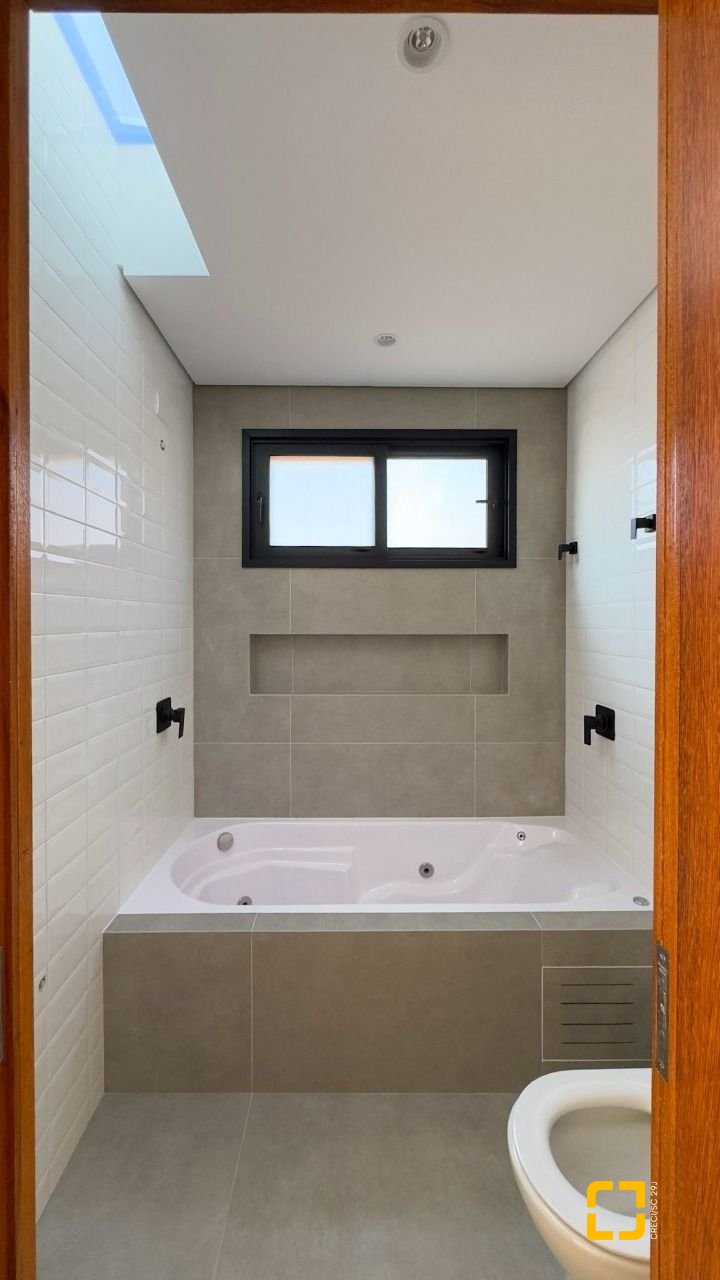 Casa com 164m², 4 quartos (sendo 1 suíte), 2 garagens, no bairro Pântano do Sul em Florianópolis