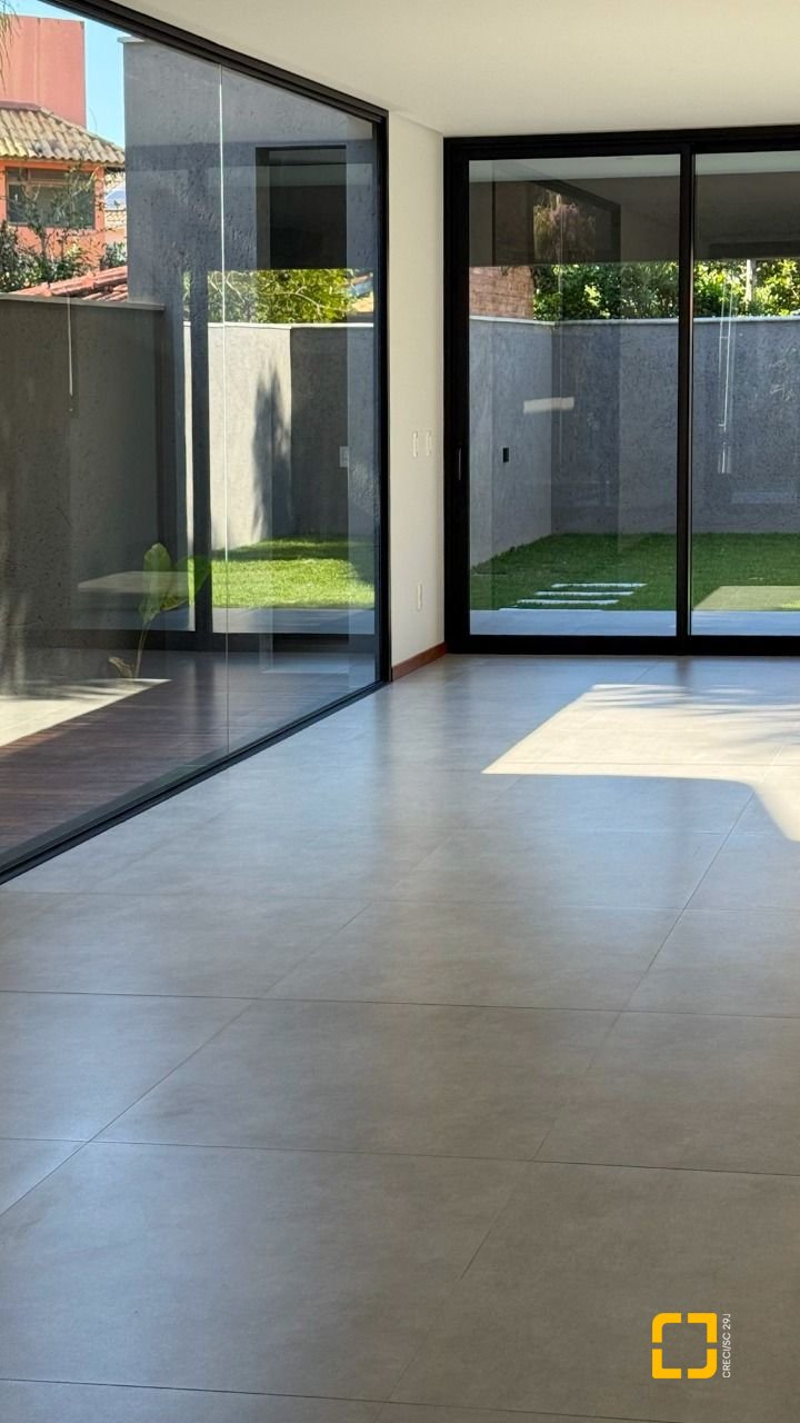 Casa com 164m², 4 quartos (sendo 1 suíte), 2 garagens, no bairro Pântano do Sul em Florianópolis