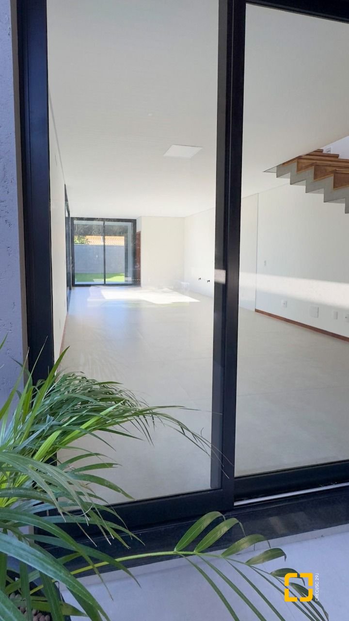 Casa com 164m², 4 quartos (sendo 1 suíte), 2 garagens, no bairro Pântano do Sul em Florianópolis