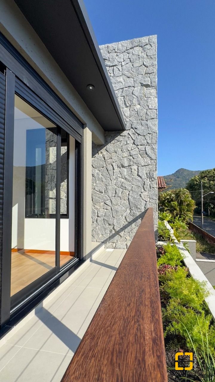 Casa com 164m², 4 quartos (sendo 1 suíte), 2 garagens, no bairro Pântano do Sul em Florianópolis