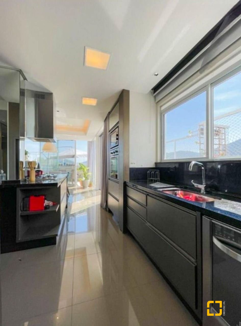 Cobertura com 178m², 5 quartos (sendo 2 suítes), 2 garagens, no bairro Monte Verde em Florianópolis