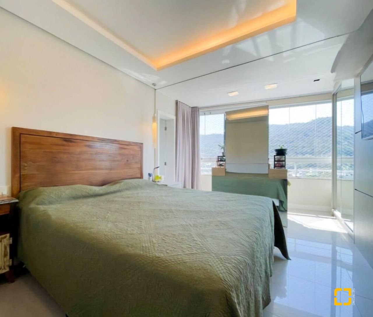 Cobertura com 178m², 5 quartos (sendo 2 suítes), 2 garagens, no bairro Monte Verde em Florianópolis