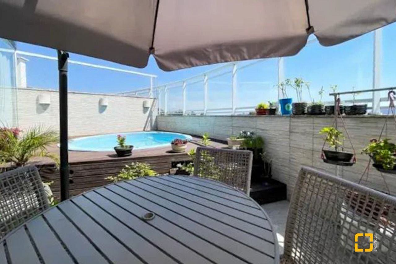 Cobertura com 178m², 5 quartos (sendo 2 suítes), 2 garagens, no bairro Monte Verde em Florianópolis