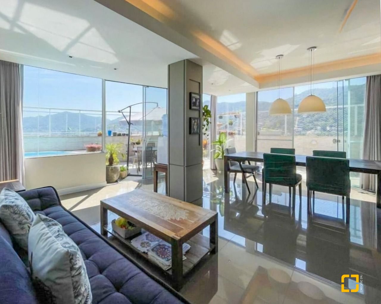 Cobertura com 178m², 5 quartos (sendo 2 suítes), 2 garagens, no bairro Monte Verde em Florianópolis