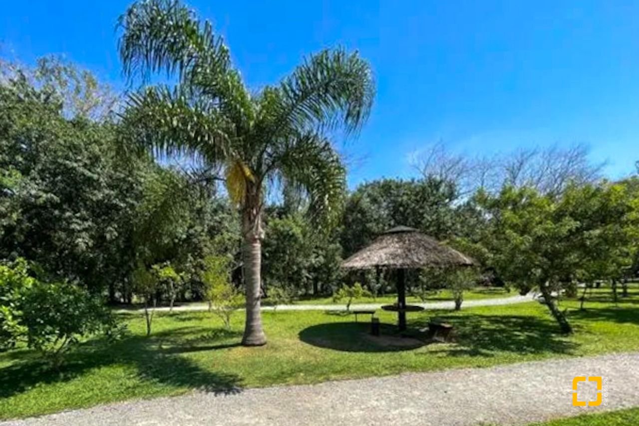 Cobertura com 178m², 5 quartos (sendo 2 suítes), 2 garagens, no bairro Monte Verde em Florianópolis